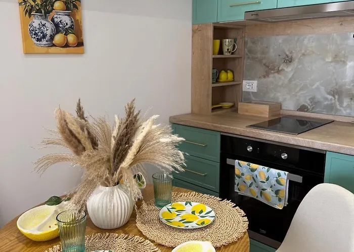 アパート Lemon Garden Cozy 2br Private Garden Center ティラナ